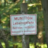Schilder warnen am Zaun zum Muna-Gelände vor Munition im Boden. Wer sich trotzdem Zutritt verschafft, begibt sich in Lebensgefahr.