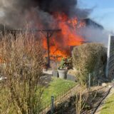 Eine Gartenlaube in einer Kleingartenanlage in Dortmund-Wambel steht in Flammen.