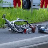 Ein stark verformtes Fahrras liegt nach einem Verkehrsunfall auf dem Boden.