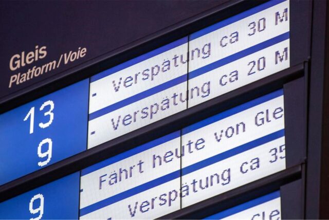 Auf einer Anzeigetafel am Hauptbahnhof werden bei mehreren Zugverbindungen Verspätungen angezeigt.