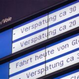 Auf einer Anzeigetafel am Hauptbahnhof werden bei mehreren Zugverbindungen Verspätungen angezeigt.