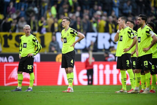 Die BVB-Spieler schauen Richtung Südtribüne.