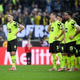 Die BVB-Spieler schauen Richtung Südtribüne.