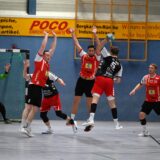 Spieler des HC TuRa Bergkamen verhindern einen Angriff von LiT.
