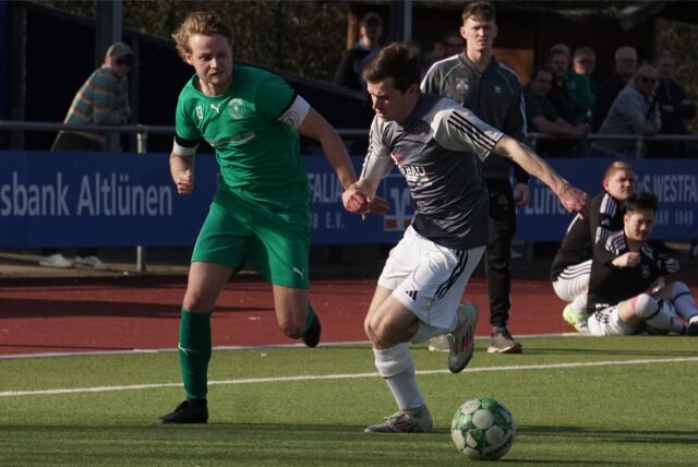 Arne Neuhäuser im Duell um Den Ball.