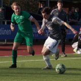 Arne Neuhäuser im Duell um Den Ball.