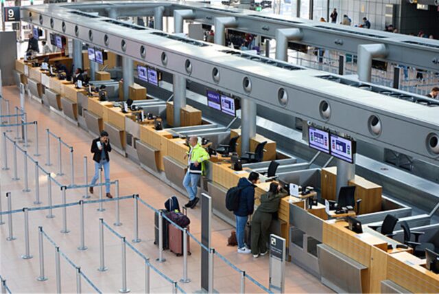 Leere Flughafen-Schalter.