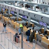 Leere Flughafen-Schalter.