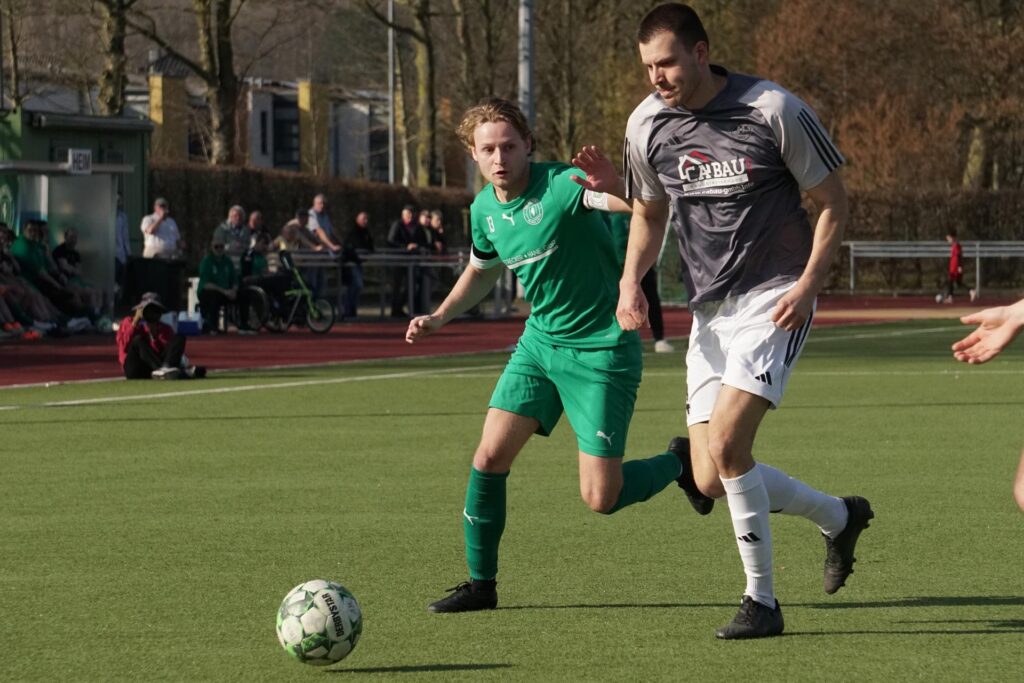 Arne Neuhäuser (l.) im Duell mit Pascal Schneck. Arne Neuhäuser (l.) im Duell mit Pascal Schneck.