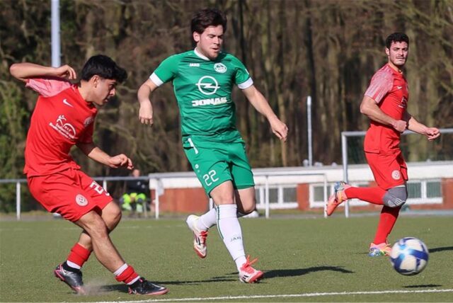 Spieler der SG Massen und von Eving Selimiye Spor im Zweikampf.
