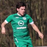 Spieler der SG Massen und von Eving Selimiye Spor im Zweikampf.