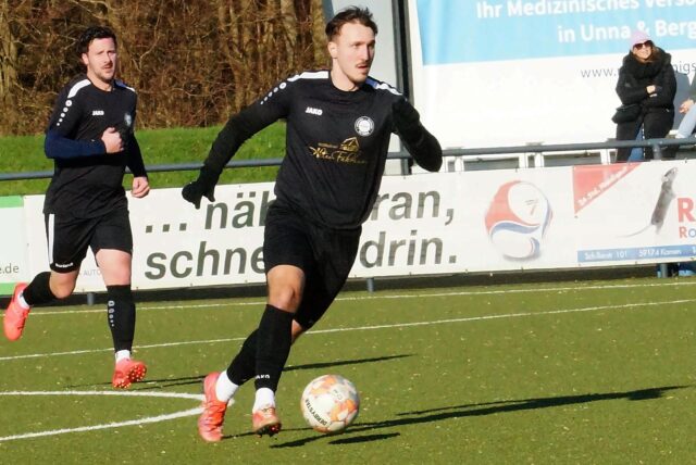 Alex Griskevic führt den Ball.