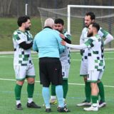 Spieler des SV Stockum diskutieren mit dem Schiedsrichter.
