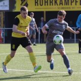 Zweikampf zwischen dem SV Langschede und dem PSV Bork.