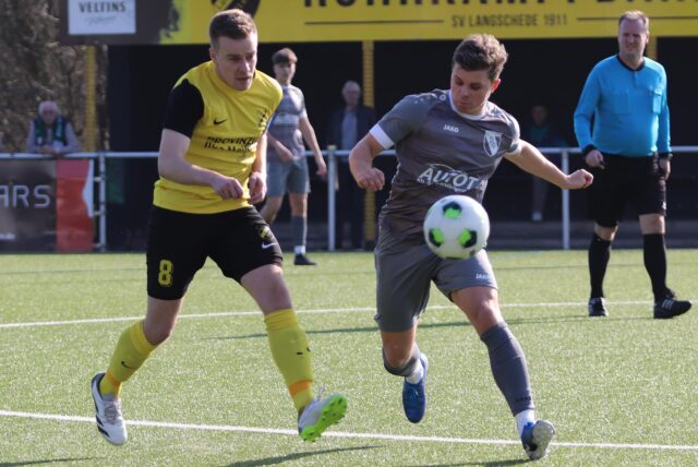 Zweikampf zwischen dem SV Langschede und dem PSV Bork.