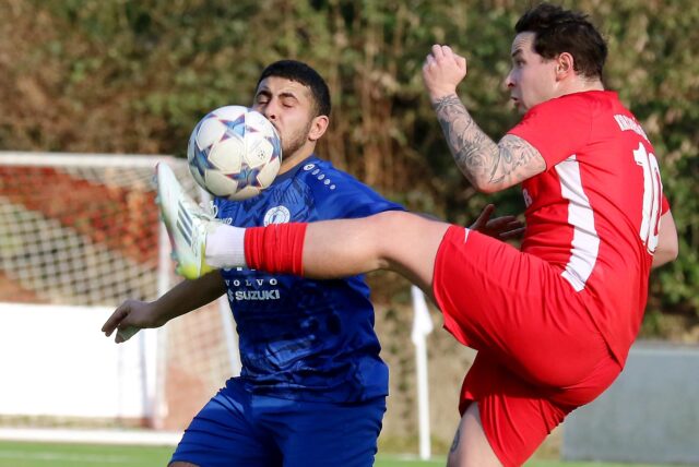 Ein Westhofener und ein Kirchhörder Spieler im Zweikampf um den Ball.