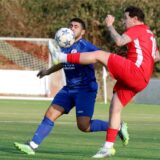 Ein Westhofener und ein Kirchhörder Spieler im Zweikampf um den Ball.