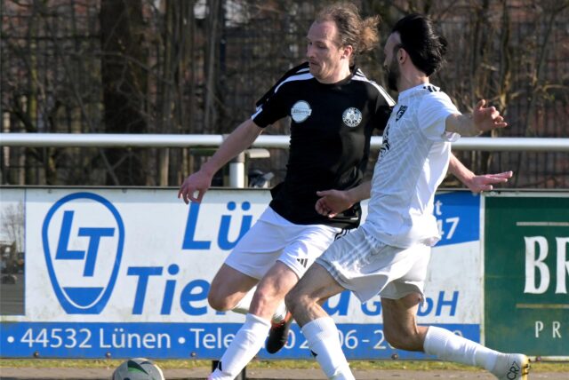 Daniel Diesner vom SV Preußen Lünen schlägt eine Flanke.