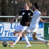 Daniel Diesner vom SV Preußen Lünen schlägt eine Flanke.