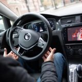 Ein Mann sitzt am Steuer eines VW.