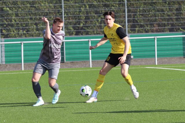 Zweikampf zwischen Sam Walson vom SV Langschede und einem Gegenspieler vom PSV Bork.