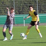 Zweikampf zwischen Sam Walson vom SV Langschede und einem Gegenspieler vom PSV Bork.