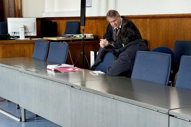 Der Angeklagte reist für die Verhandlung extra aus der Pflanz an.