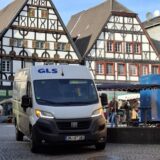 Ein Transporter des Paketdienstes GLS rollt durch die Fußgängerzone zur Marktzeit in Unna.