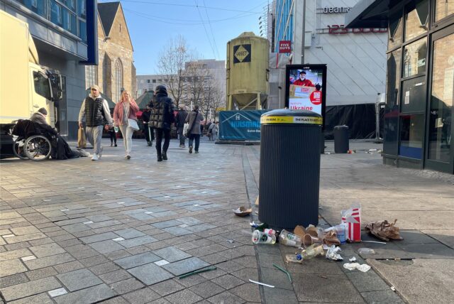 Müll liegt neben einem vollen Abfalleimer auf dem Westenhellweg.