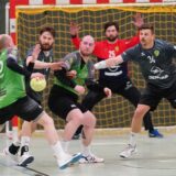 Tim Braach (r.) und die Abwehr der SGH Unna Massen hatten die Reserve der SF Loxten über wiete Strecken im Griff.
