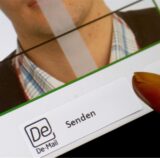 Bildkollage: Links ein Finger, der einen digitalen Passautomaten bedient, rechts der Bürgermeister von Werne, Lothar Christ, ans einem Schreibtisch.