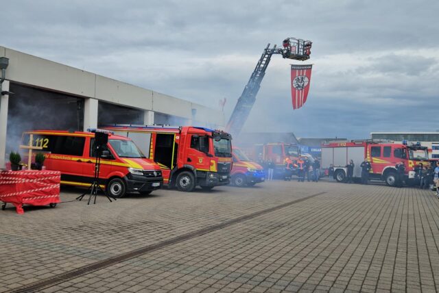 Ein Blick auf den Fuhrpark der Freiwilligen Feuerwehr in Holzwickede. Das neue Fahrzeug prominent in der Mitte zu sehen.