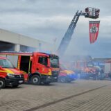 Ein Blick auf den Fuhrpark der Freiwilligen Feuerwehr in Holzwickede. Das neue Fahrzeug prominent in der Mitte zu sehen.