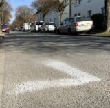 Gekennzeichnete Parkflächen mit klaren Regeln an der Bismarckstraße in Holzwickede nahe dem Dortmunder Flughafen.