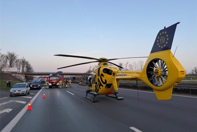 Ein Rettungshubschrauber landet auf der A2 bei Recklinghausen-Süd