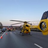 Ein Rettungshubschrauber landet auf der A2 bei Recklinghausen-Süd
