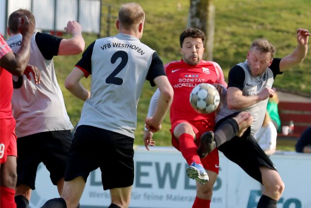 Zweikampf im Spiel des Kirchhörder SC II gegen VfB Westhofen II.