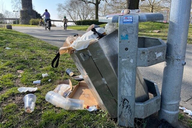 Müll liegt im Park