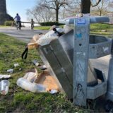 Müll liegt im Park