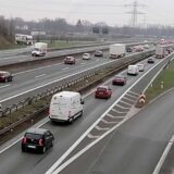 Autos fahren auf der A45 in Dortmund. Jugendliche haben Steine auf die Fahrbahn geworfen und damit Menschenleben riskiert.
