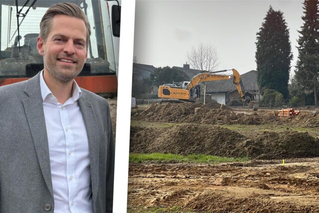 GWG-Geschäftsführer Lars Podchull lächelt in die Kamera. Rechts ist ein Bagger auf der Baustelle am Neubaugebiet „Am Musikantenviertel“ in Schwerte-Ergste zu sehen.