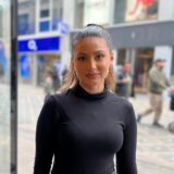 Rana Aldamseh steht vor dem Geschäft des Herrenausstatters U|G Westenhellweg in Dortmund.