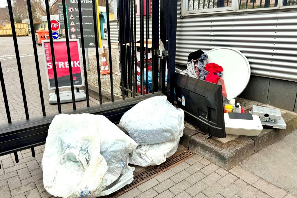 Illegal entsorgter Müll türmte sich am Dienstag (11.3.) vor dem Tor zum geschlossenen EDG-Recyclinghof in Aplerbeck. Illegal entsorgter Müll türmte sich am Dienstag (11.3.) vor dem Tor zum geschlossenen EDG-Recyclinghof in Aplerbeck.