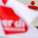 Eine Verdi-Fahne weht vor einer Sparkasse.