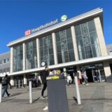 Menschen laufen über den Vorplatz des Hauptbahnhofs Dortmund, auf dem es bald Videoüberwachung geben wird.