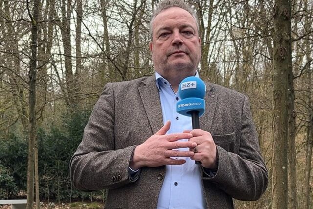 Der ehemalige Bürgermeister Bodo Klimpel an der Gedenkstätte auf dem Sundernfriedhof in Haltern.