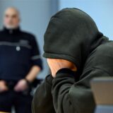 Der Angeklagte wartet im Gerichtssaal auf den Beginn des Prozesses.