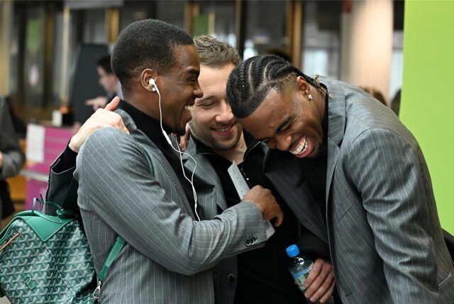 Jamie Gittens und Carney Chukwuemeka lachen.