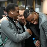 Jamie Gittens und Carney Chukwuemeka lachen.