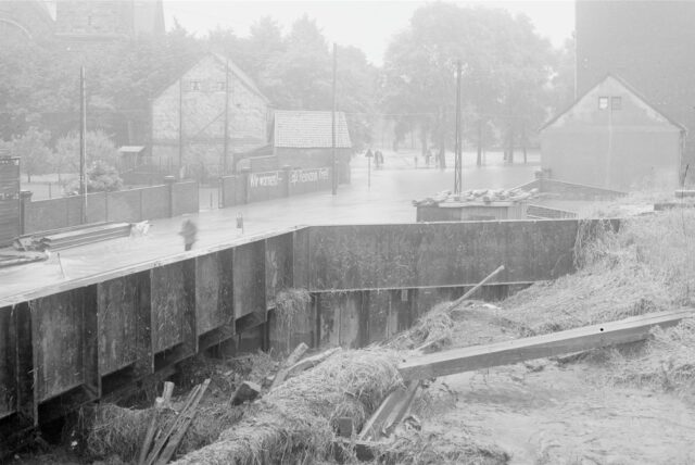Die Bärenbruchbrücke über den Roßbach bei Hochwasser um Jahr 1949.